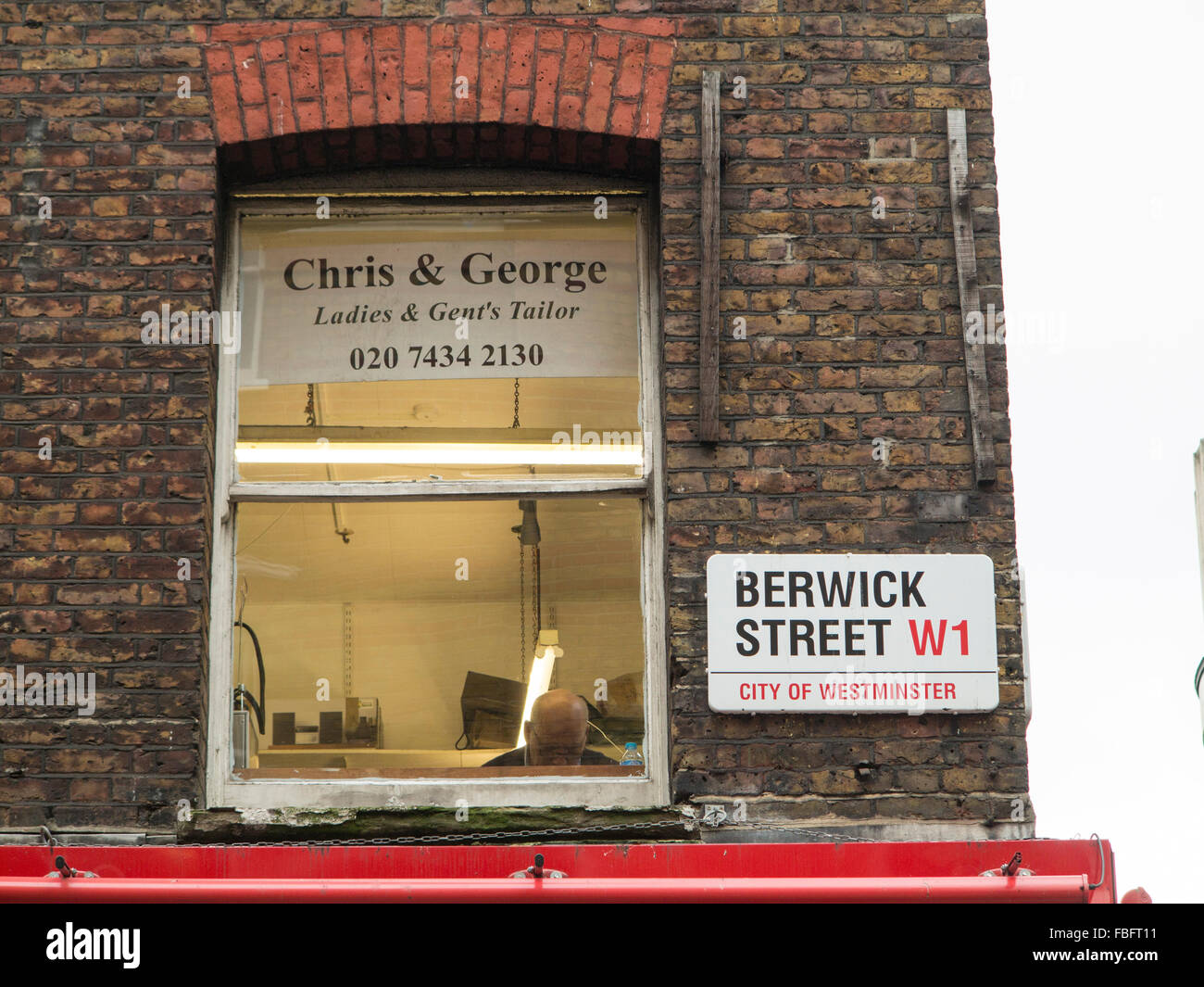 Ein traditioneller Schneider in Berwick Street, Soho, London Stockfoto