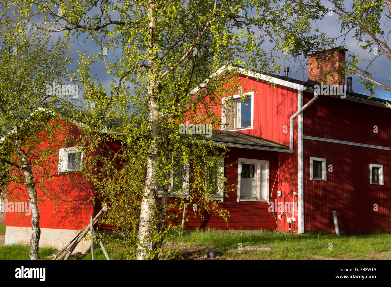 Typischen roten Fachwerkhaus in Lappland, Finnland, am Abend. Stockfoto