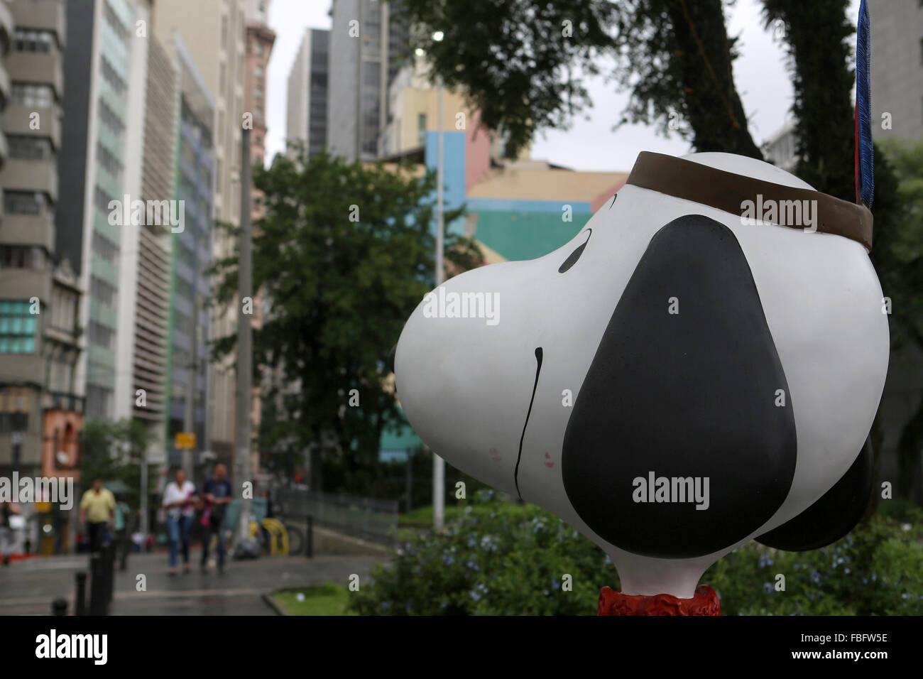 Sao Paulo, Brasilien. 15. Januar 2016. Eine Figur von Snoopy ist auf einer Straße in Sao Paulo, Brasilien, am 15. Januar 2016 angezeigt. Laut lokalen Presseberichten werden Zahlen von Snoopy in touristischen Orten angezeigt, im Rahmen der Promotion des Films "Charlie Brown und Snoopy: Erdnüsse Film". © Rahel Patras/Xinhua/Alamy Live-Nachrichten Stockfoto