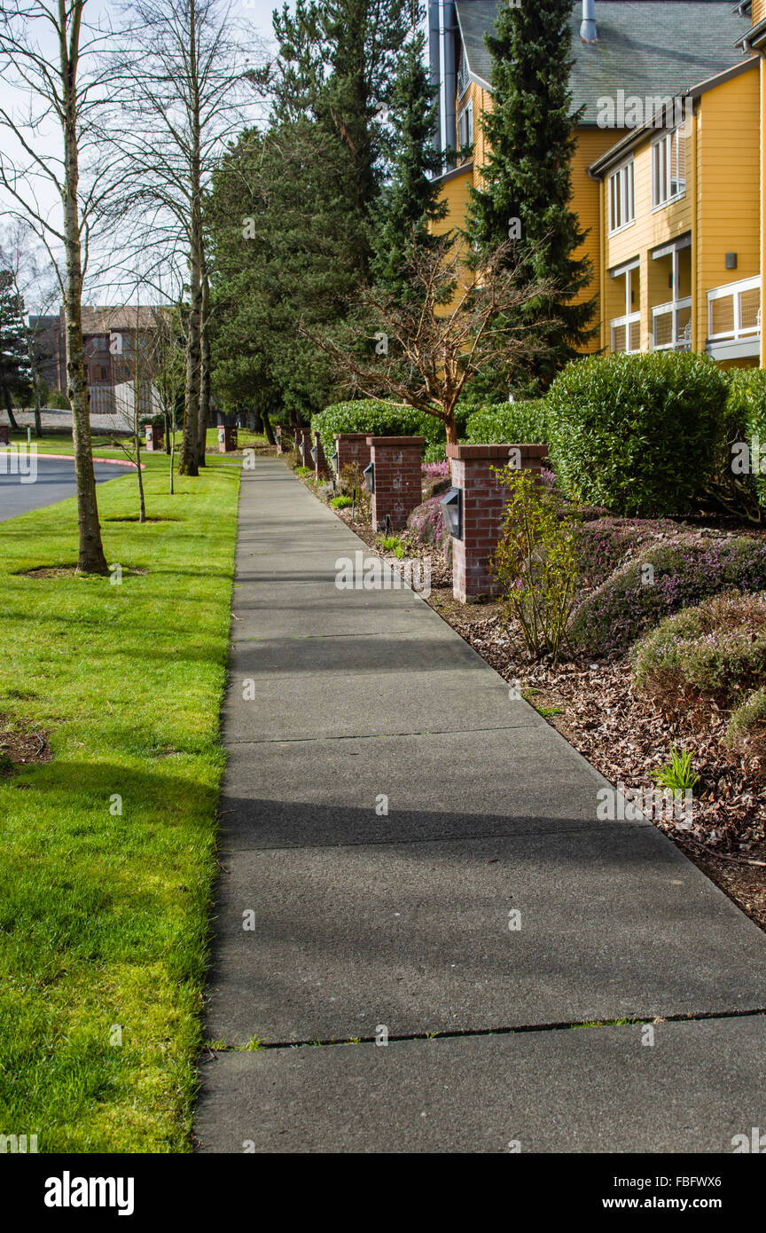 Gepflasterten Weg und Landschaftsgestaltung im Semiahmoo Resort, Blaine, Washington, USA Stockfoto