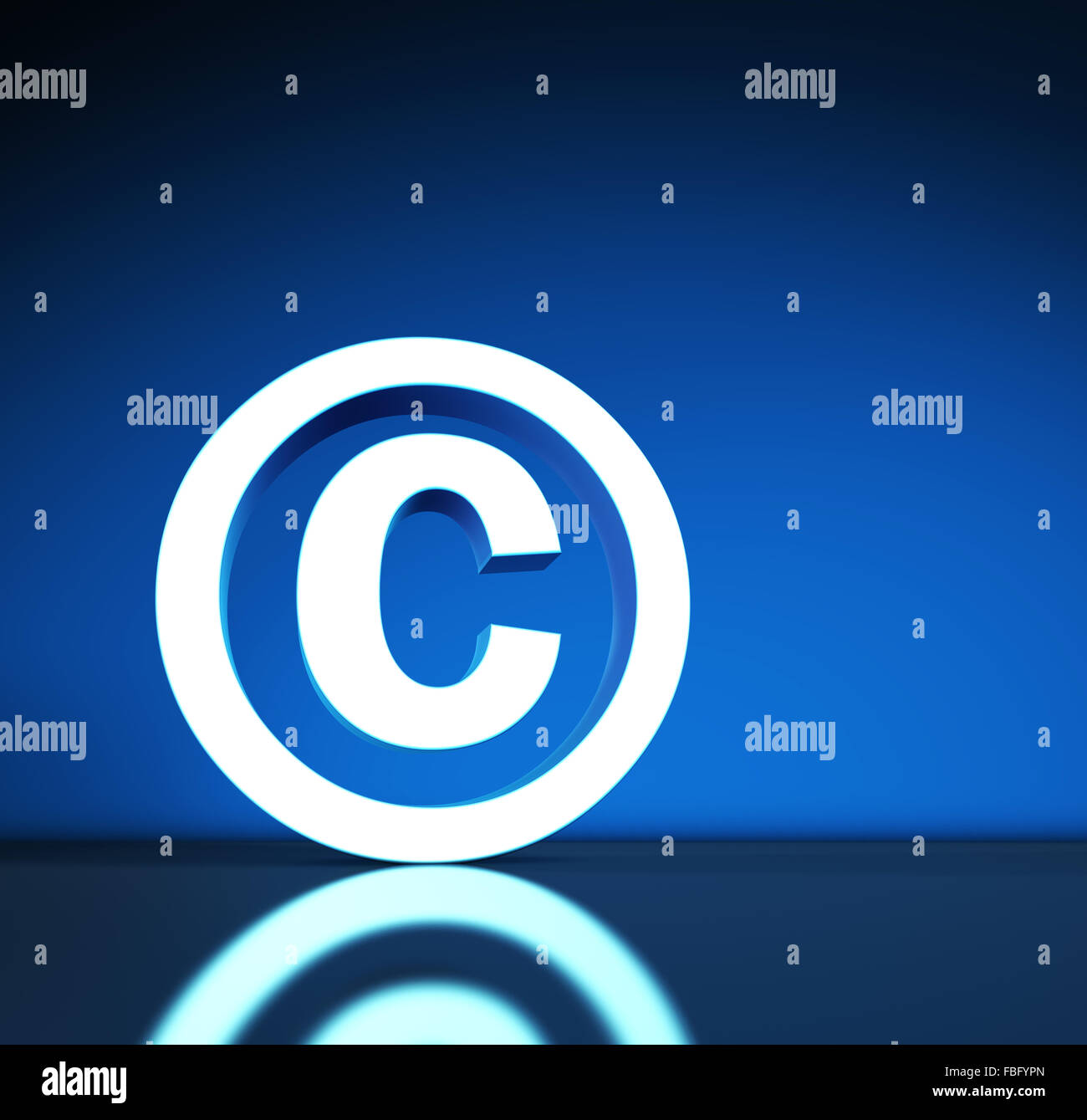 Geistiges Eigentum und digitales Urheberrecht konzeptionelle Darstellung mit copyright-Zeichen und Symbol auf blauem Hintergrund. Stockfoto
