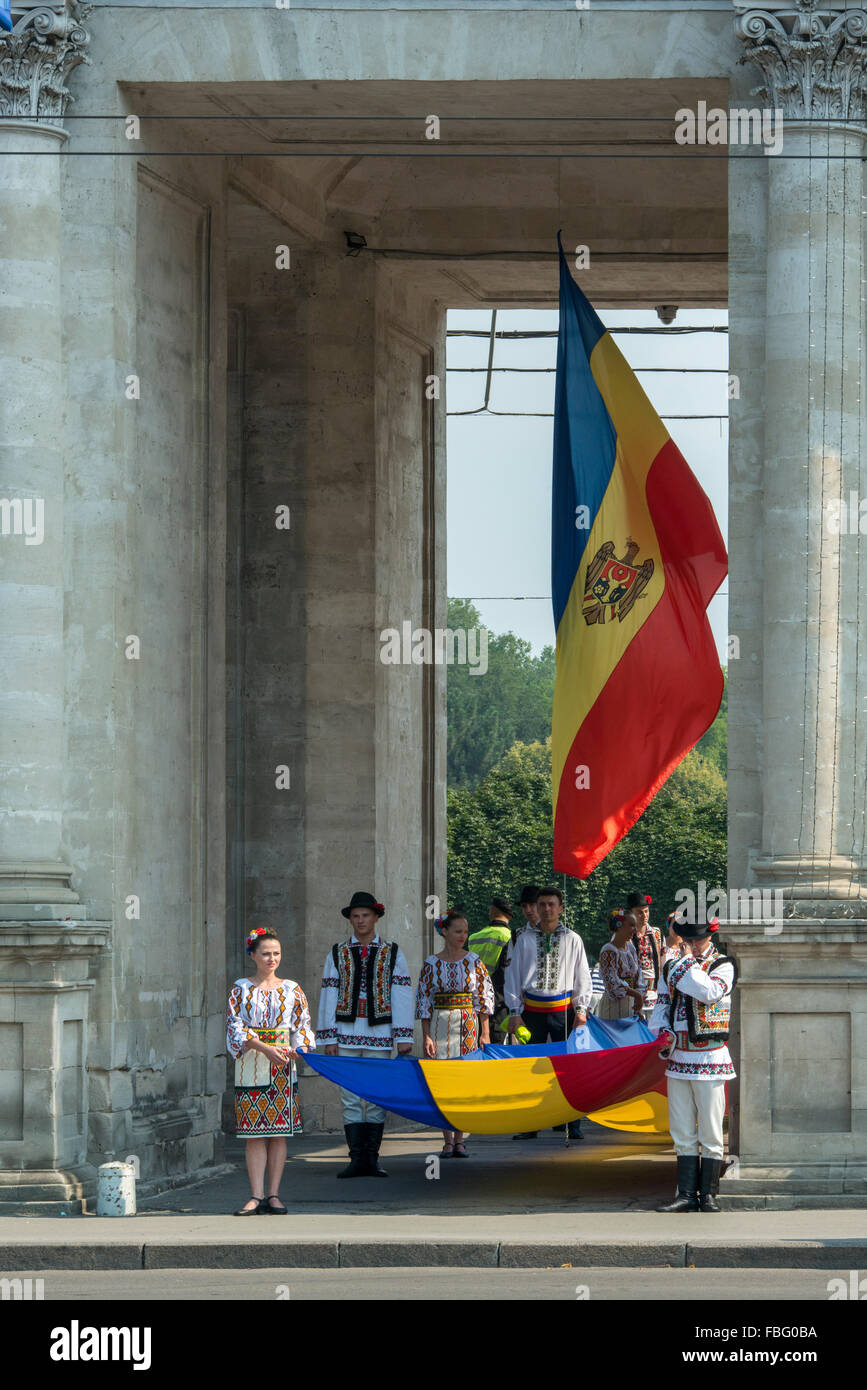 Tragen die Fahne, Independence Day Parade, Arcul de Triumf, Piata Marii Adunari Nationale, Chisinau Stockfoto