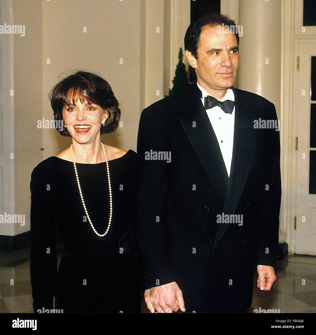 Washington, DC, USA, 6. Dezember 1992, Sally Field und ihr Ehemann Alan Greisman ankommen im Weißen Haus für die Kennedy Center Honors. Sally Margaret Field ist eine US-amerikanische Schauspielerin, Sänger, Produzent, Regisseur und Drehbuchautor. Sie ist bekannt für ihre führenden amerikanischen TV- und Filmrollen, vor allem in Gidget (1965 / 66), The Flying Nonne (1967 / 70), Sybil (1976), Smokey und der Bandit (1977), Hooper (1978), Norma Rae (1979), Abwesenheit der Bosheit (1981), Plätze im Herzen (1984), Magnolien aus Stahl (1989), nicht ohne meine Tochter (1991), Mrs Doubtfire (1993), Forrest Gump (1994), Credit: Mark Reinstein Stockfoto