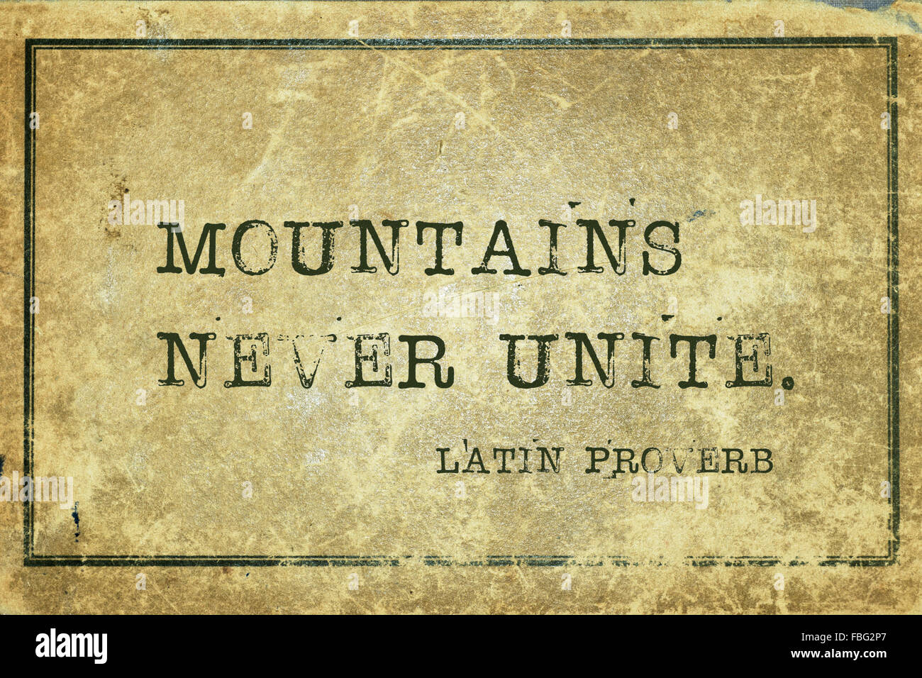 Berge vereinigen nie - altes lateinische Sprichwort auf Grunge Vintage Karton gedruckt Stockfoto