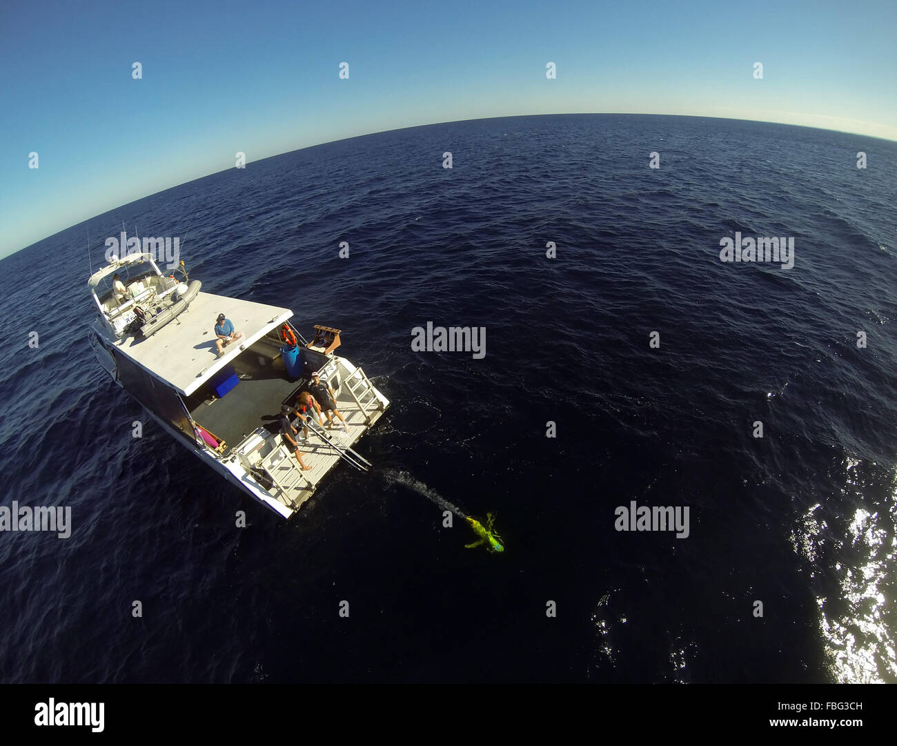 Luftaufnahme des Ausstoßens autonomen Unterwasser Ozean Segler (gelb) auf der Rückseite ein Boot auf dem Meer in den Indischen Ozean, von Pert Stockfoto