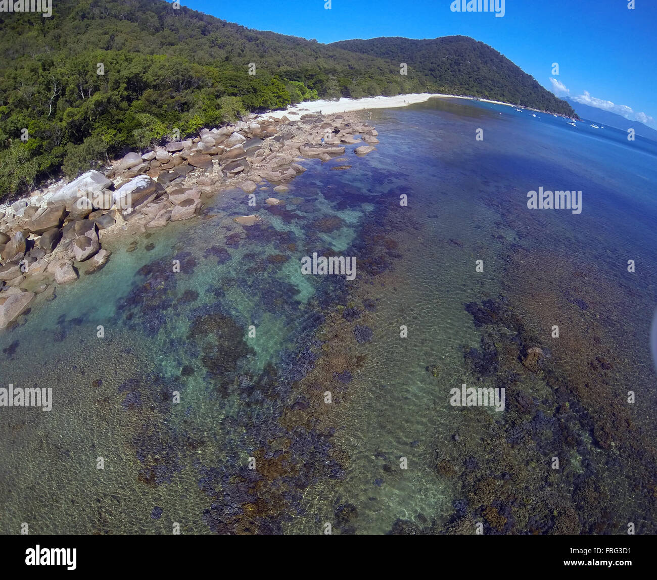 Luftbild von Saumriffe und Küste von Fitzroy Island, Great Barrier Reef Marine Park, Queensland, Australien Stockfoto