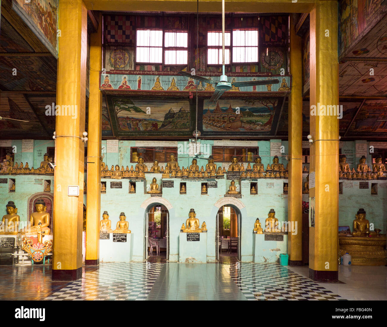 Innenraum mit Dutzenden von Buddha-Statuen im Tempel Shite Thaung in Mrauk-U, Rakhine State in Myanmar Stockfoto