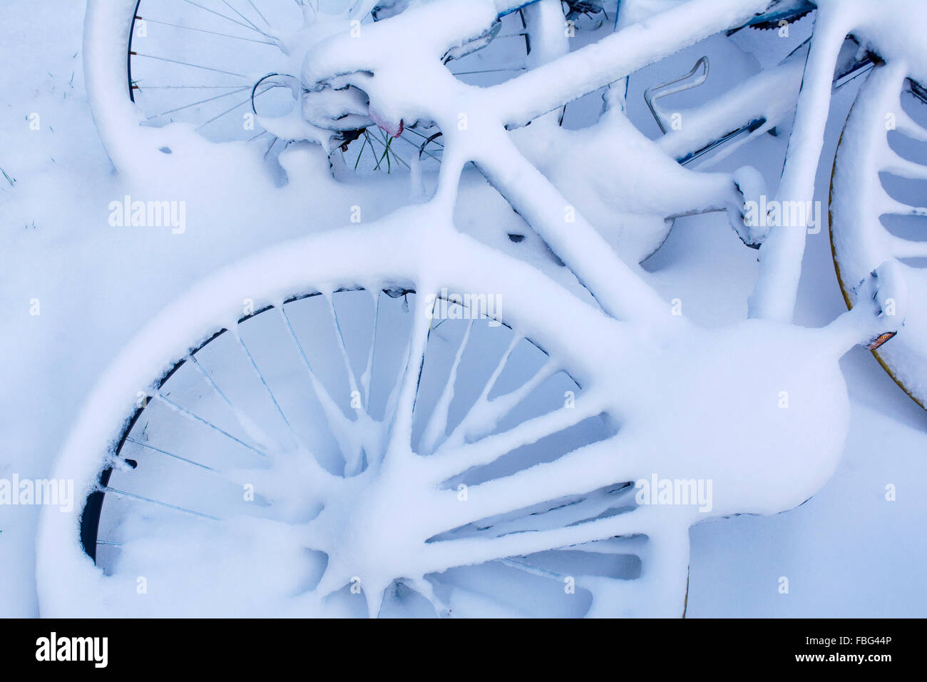 Ein Fahrrad ruht im Schnee nach einem Winter Schneesturm Stockfoto