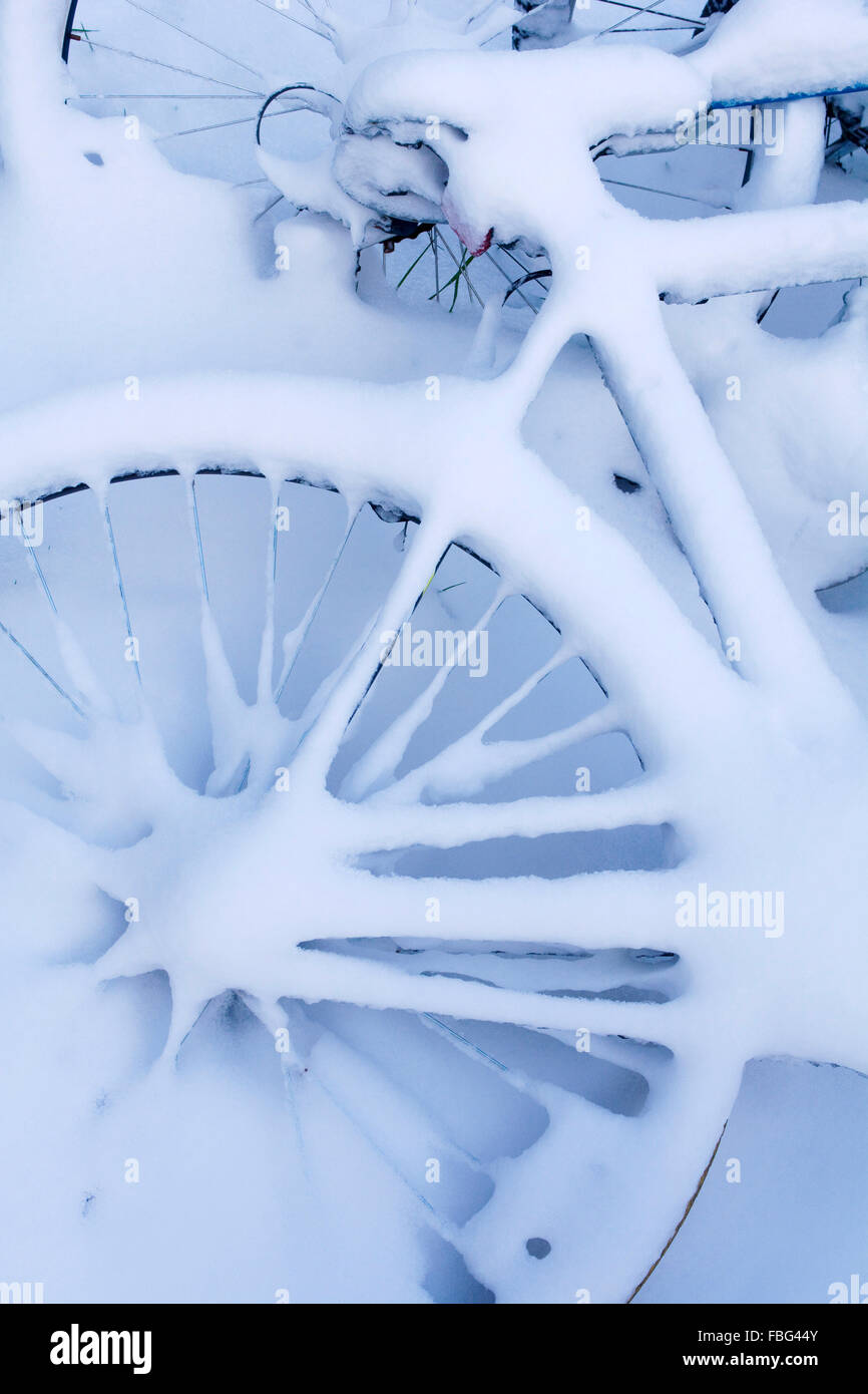 Ein Fahrrad ruht im Schnee nach einem Winter Schneesturm Stockfoto