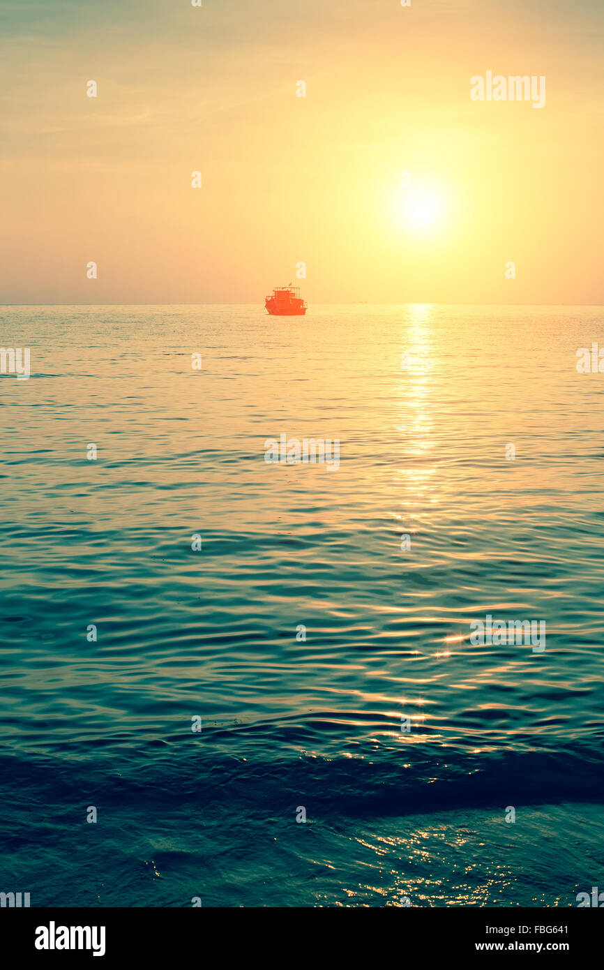 Schöne weiche Sonnenuntergang am Meer. Stockfoto