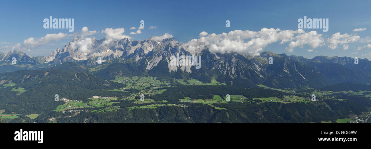 Die Dachstein-Berge sind ein Gebirgszug in den nördlichen Kalkalpen. Stockfoto