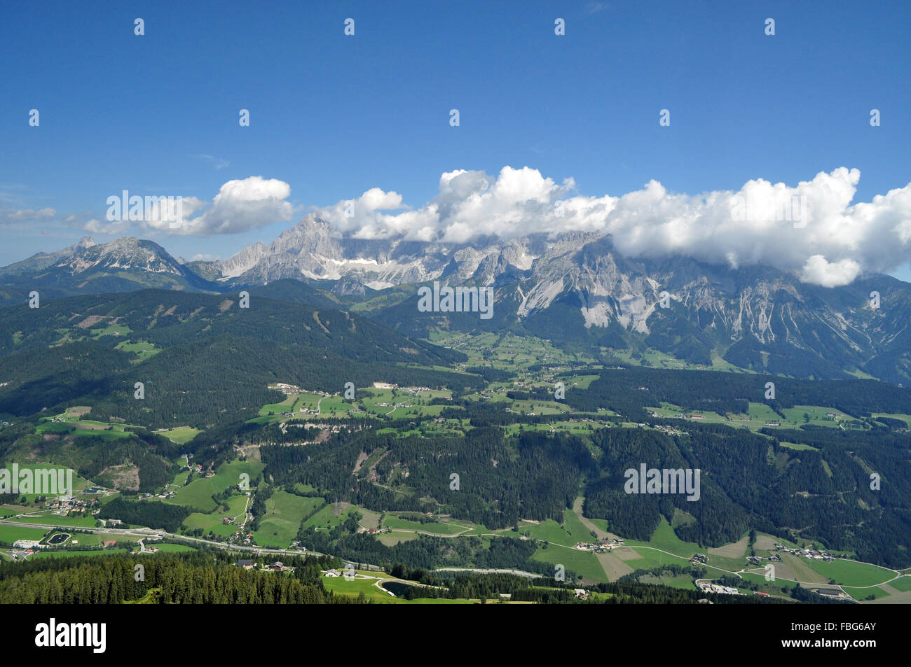 Die Dachstein-Berge sind ein Gebirgszug in den nördlichen Kalkalpen. Stockfoto