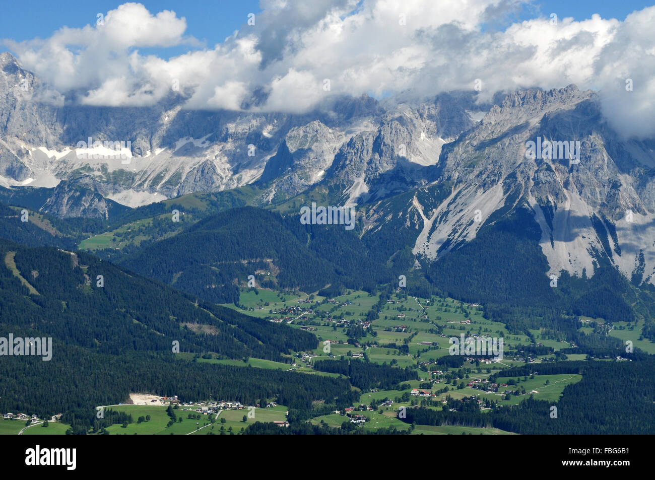 Die Dachstein-Berge sind ein Gebirgszug in den nördlichen Kalkalpen. Stockfoto