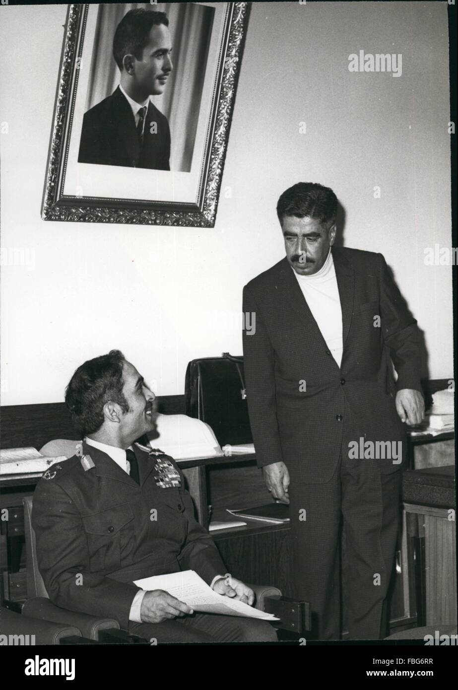1977: seine Majestät König Hussein in militärische Luftwaffe Kleid im Gespräch mit premier Herr Wasfi Tell an den Ministerpräsidenten. © Keystone Bilder USA/ZUMAPRESS.com/Alamy Live-Nachrichten Stockfoto