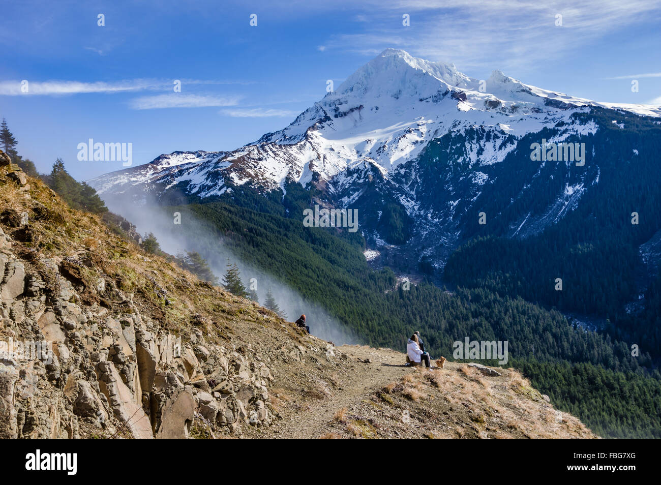 Wanderer bewundern einen Blick auf Mount Hood aus der Spur.  Mount Hood National Forest, Oregon, USA Stockfoto
