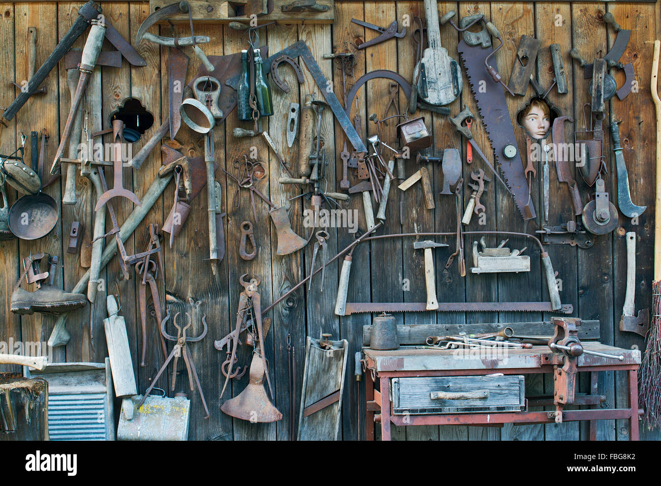 Alte Werkzeuge an einem Schuppen Wand, Tirol, Österreich Stockfoto