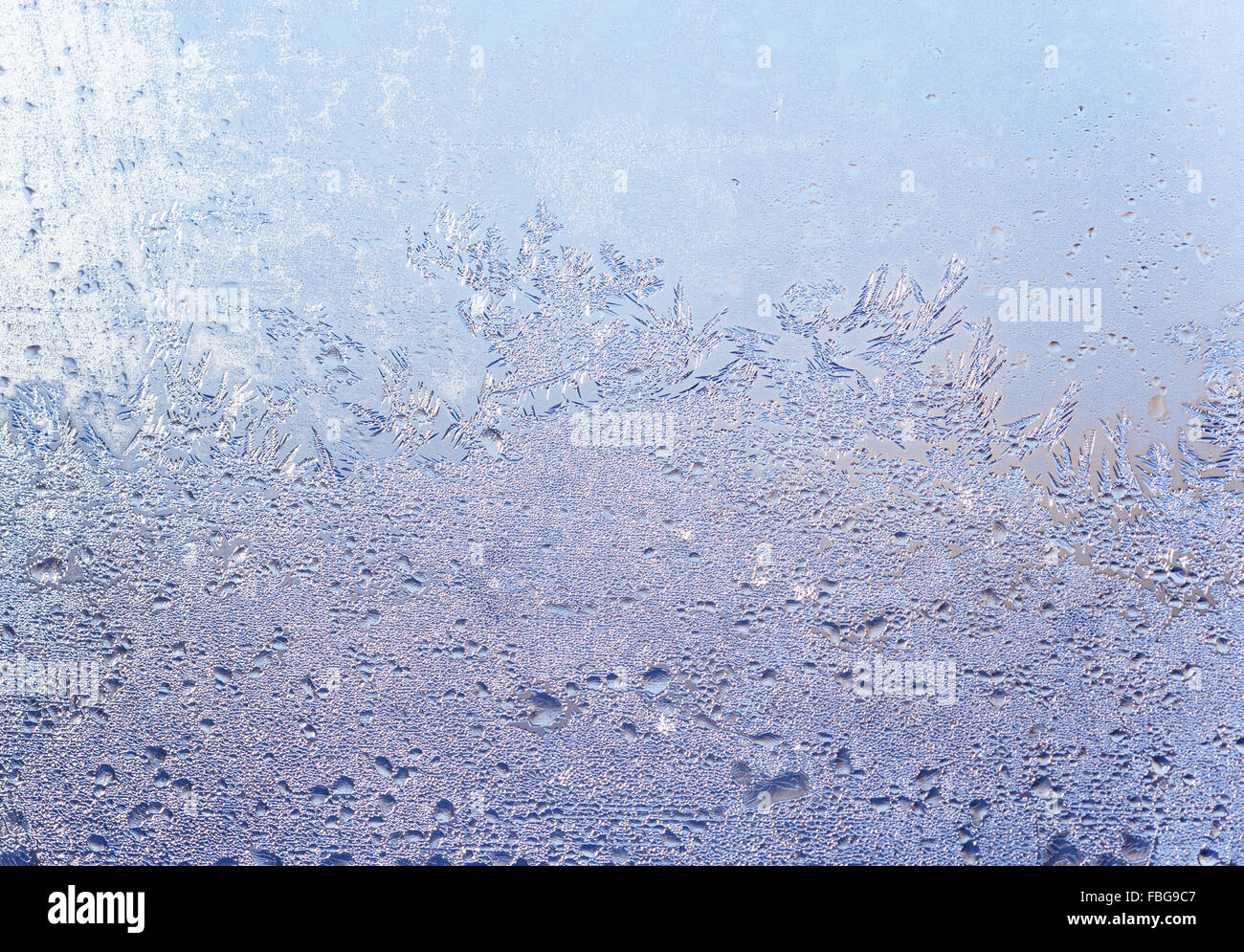 Zusammenfassung Hintergrund Blau: Nieselregen am Fenster Stockfoto