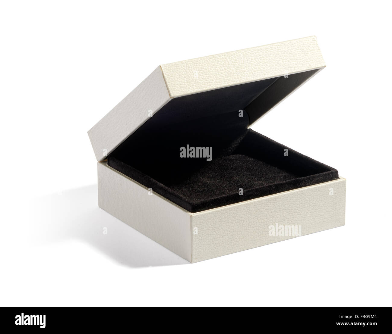 Einfach leer halb offene Schmuck-Box mit schwarzen Filz Polsterung auf weißem Hintergrund Stockfoto