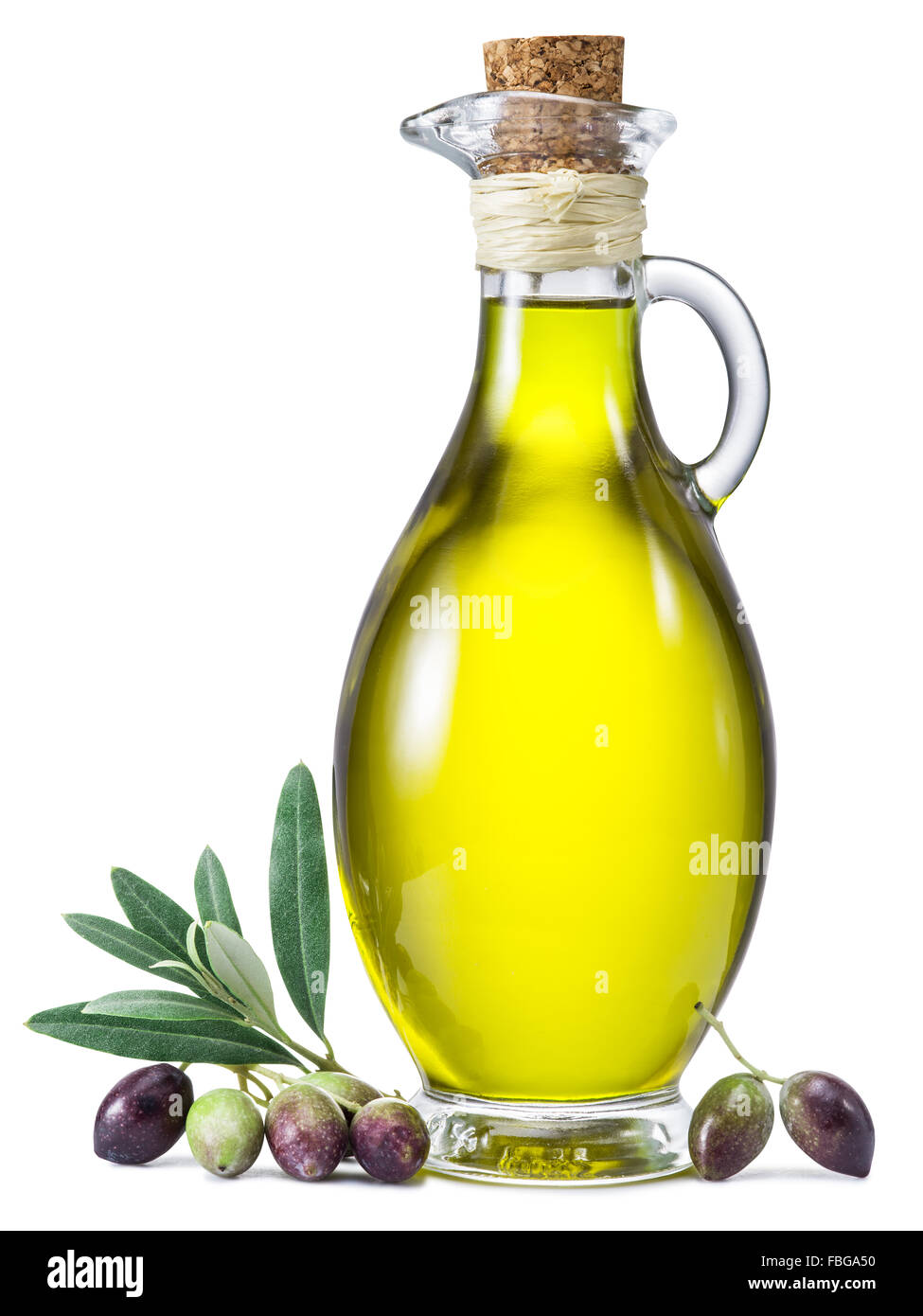 Eine Flasche Olivenöl und Beeren auf einem weißen Hintergrund. Datei enthält Beschneidungspfade. Stockfoto
