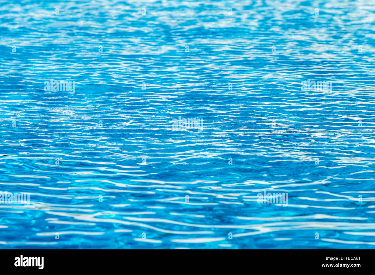 Wellen auf dem Wasser im Schwimmbad. Stockfoto