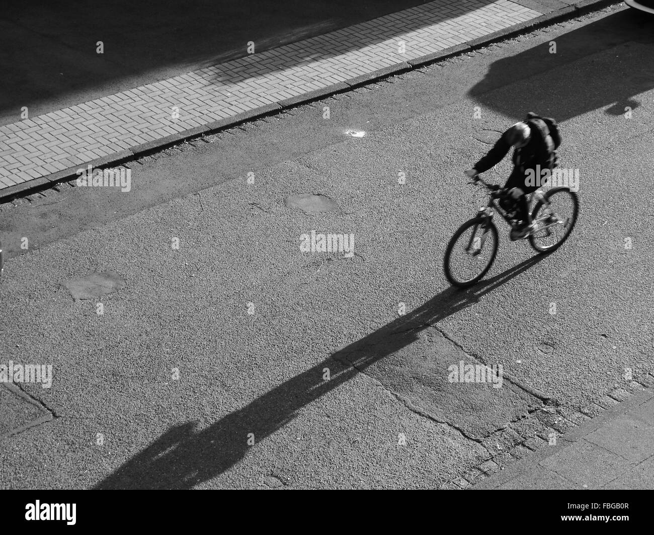der Schatten eines Zyklus-Treibers in Bonn, Deutschland Stockfoto