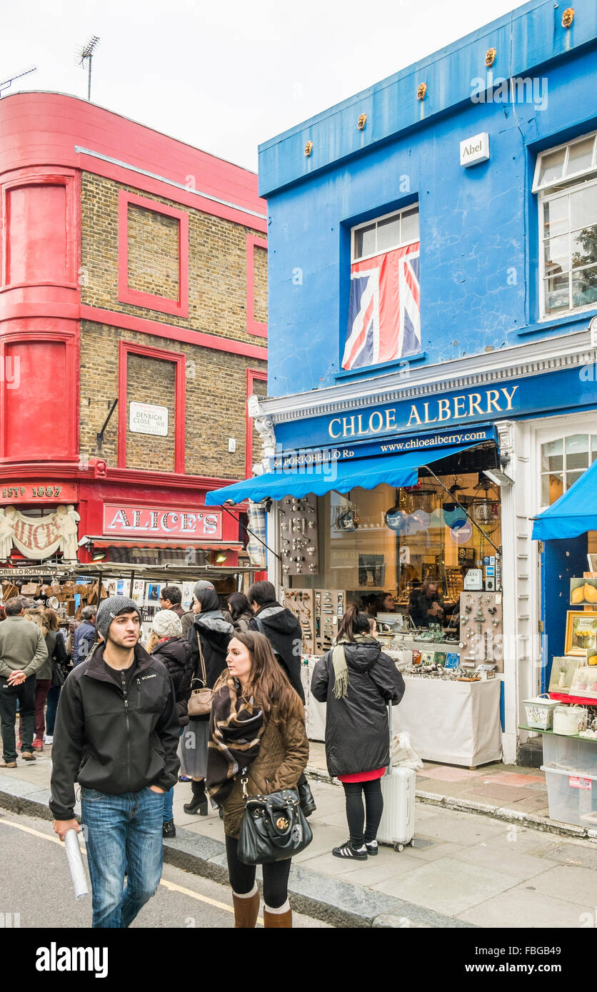 Besucher Portobello Road Market vor Chloe Alberry speichern, Portobello