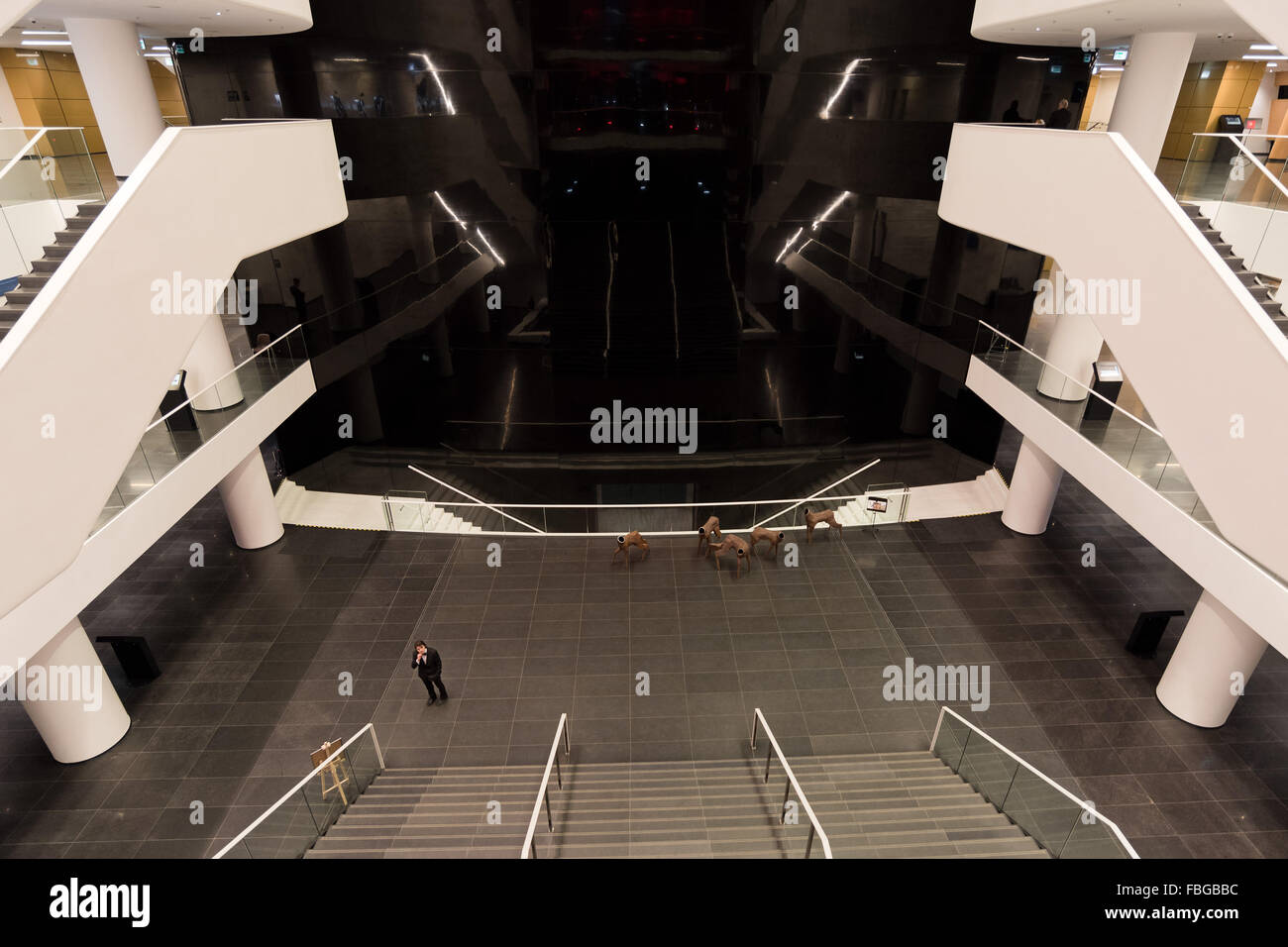 Wroclaw, Polen. 15. Januar 2016. Eröffnungswochenende Breslau Kulturhauptstadt Europas 2016. Innere des nationalen Forum für Musik während dem Konzert Symphony Orchestra unter der Leitung Ernst Kovacic Projekt Beautiful Mind - Mercouri / Xenakis Credit: Piotr Dziurman/Alamy Live News Stockfoto