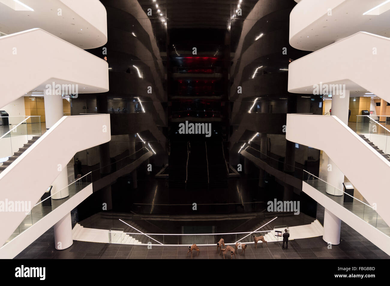 Wroclaw, Polen. 15. Januar 2016. Eröffnungswochenende Breslau Kulturhauptstadt Europas 2016. Innere des nationalen Forum für Musik während dem Konzert Symphony Orchestra unter der Leitung Ernst Kovacic Projekt Beautiful Mind - Mercouri / Xenakis Credit: Piotr Dziurman/Alamy Live News Stockfoto