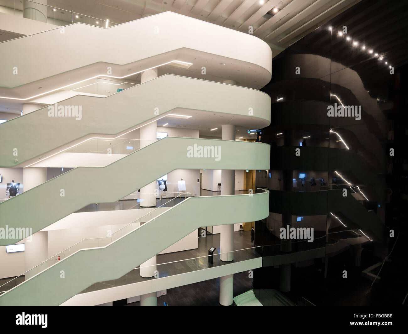 Wroclaw, Polen. 15. Januar 2016. Eröffnungswochenende Breslau Kulturhauptstadt Europas 2016. Innere des nationalen Forum für Musik während dem Konzert Symphony Orchestra unter der Leitung Ernst Kovacic Projekt Beautiful Mind - Mercouri / Xenakis Credit: Piotr Dziurman/Alamy Live News Stockfoto