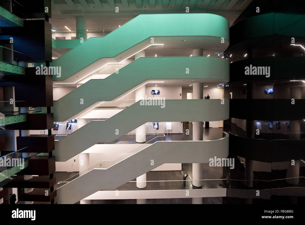 Wroclaw, Polen. 15. Januar 2016. Eröffnungswochenende Breslau Kulturhauptstadt Europas 2016. Innere des nationalen Forum für Musik während dem Konzert Symphony Orchestra unter der Leitung Ernst Kovacic Projekt Beautiful Mind - Mercouri / Xenakis Credit: Piotr Dziurman/Alamy Live News Stockfoto