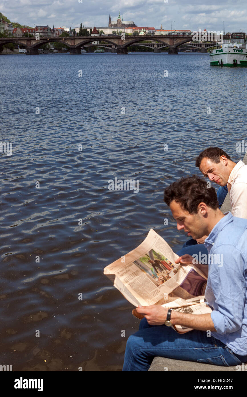 Mann beim Lesen der Zeitung River Naplavka, Prag, Tschechische Republik Stockfoto