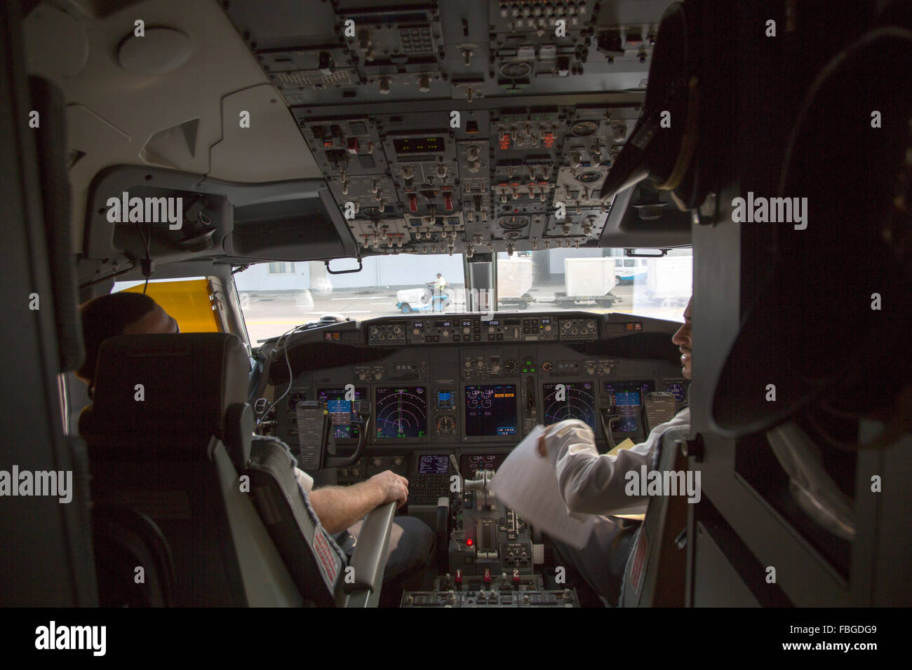 Piloten im Cockpit Oman Airways Flugzeug, Bandaranayake International Flughafen, Colombo, Sri Lanka, Asien Stockfoto