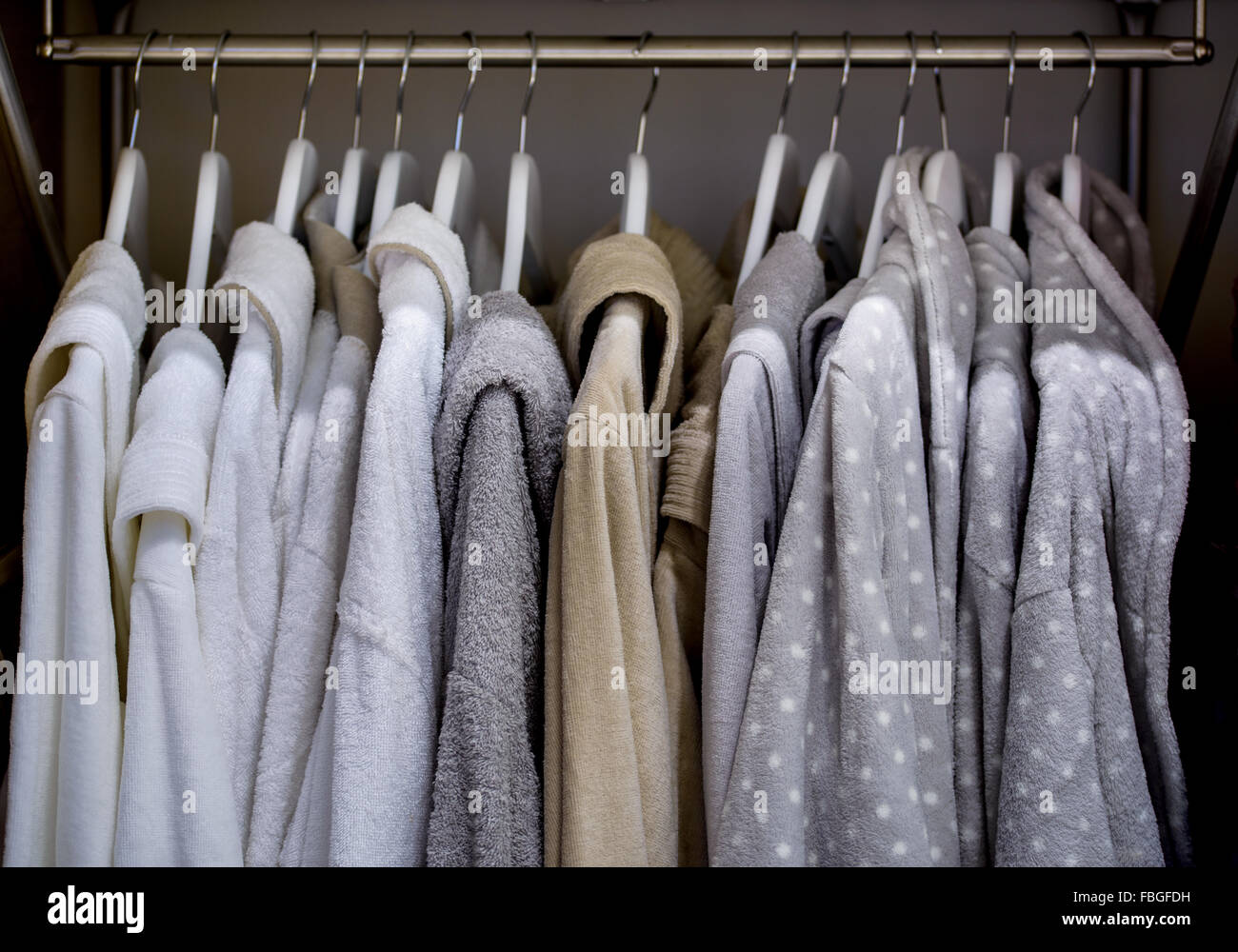 Bademäntel mit Kleiderbügeln im Schrank Stockfoto