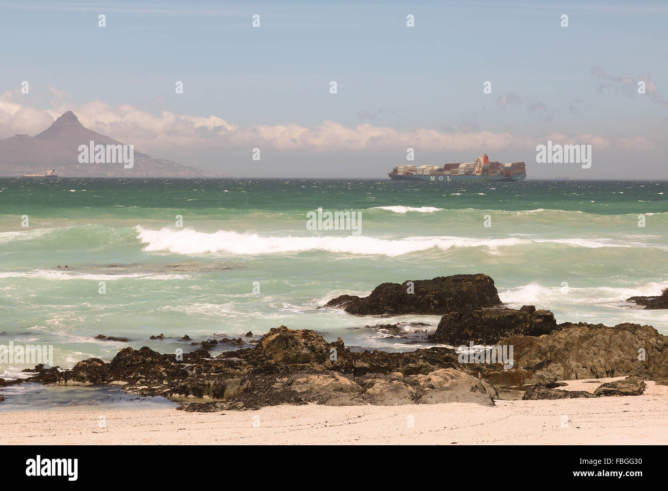 Frachtschiff im Table Bay, Kapstadt, Südafrika mit Lions Head und Signal Hill im Hintergrund Stockfoto