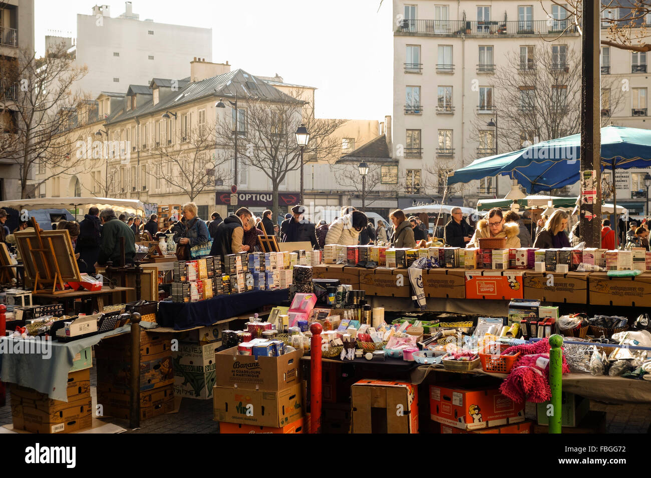 Flohmarkt am Ort d'aligre, einen lebhaften Markt auf dem Platz Aligre. Paris, Frankreich. Stockfoto