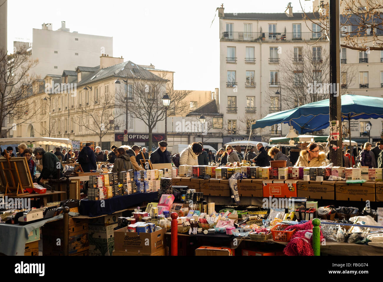 Flohmarkt am Ort d'aligre, einen lebhaften Markt auf dem Platz Aligre. Paris, Frankreich. Stockfoto
