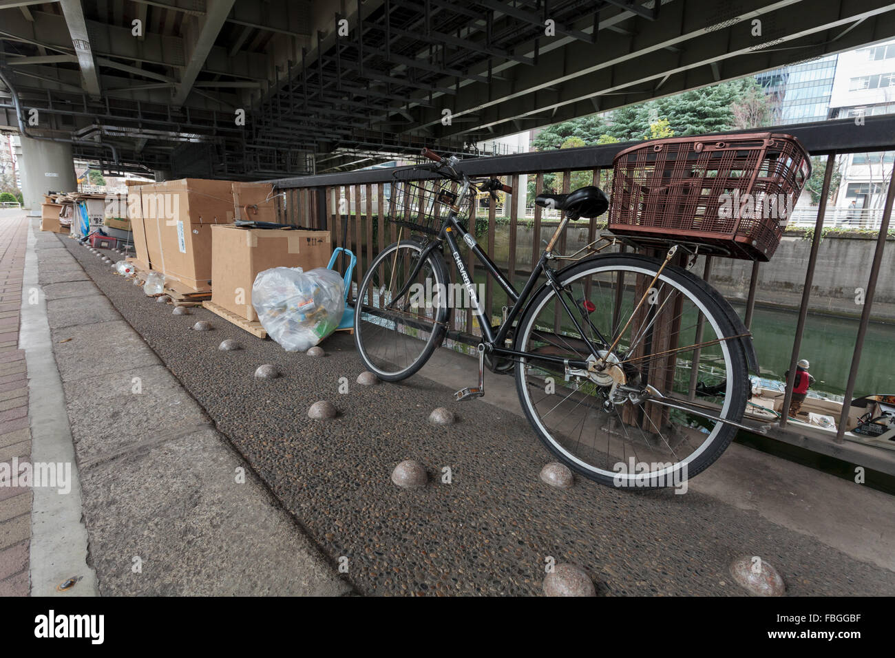 Unebenheiten wurden in den Boden gelegt, um zu verhindern, dass Obdachlose an einem Flussufer in Jinbocho, Tokio, schlafen. Stockfoto