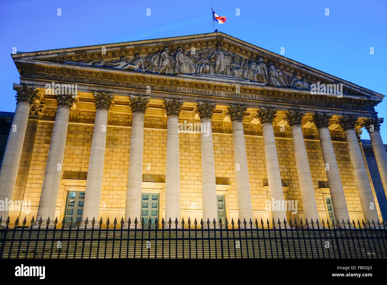 Palais Bourbon, Nationalversammlung, Assemblée Nationale, Gebäude, in der Abenddämmerung, Paris, Frankreich. Stockfoto