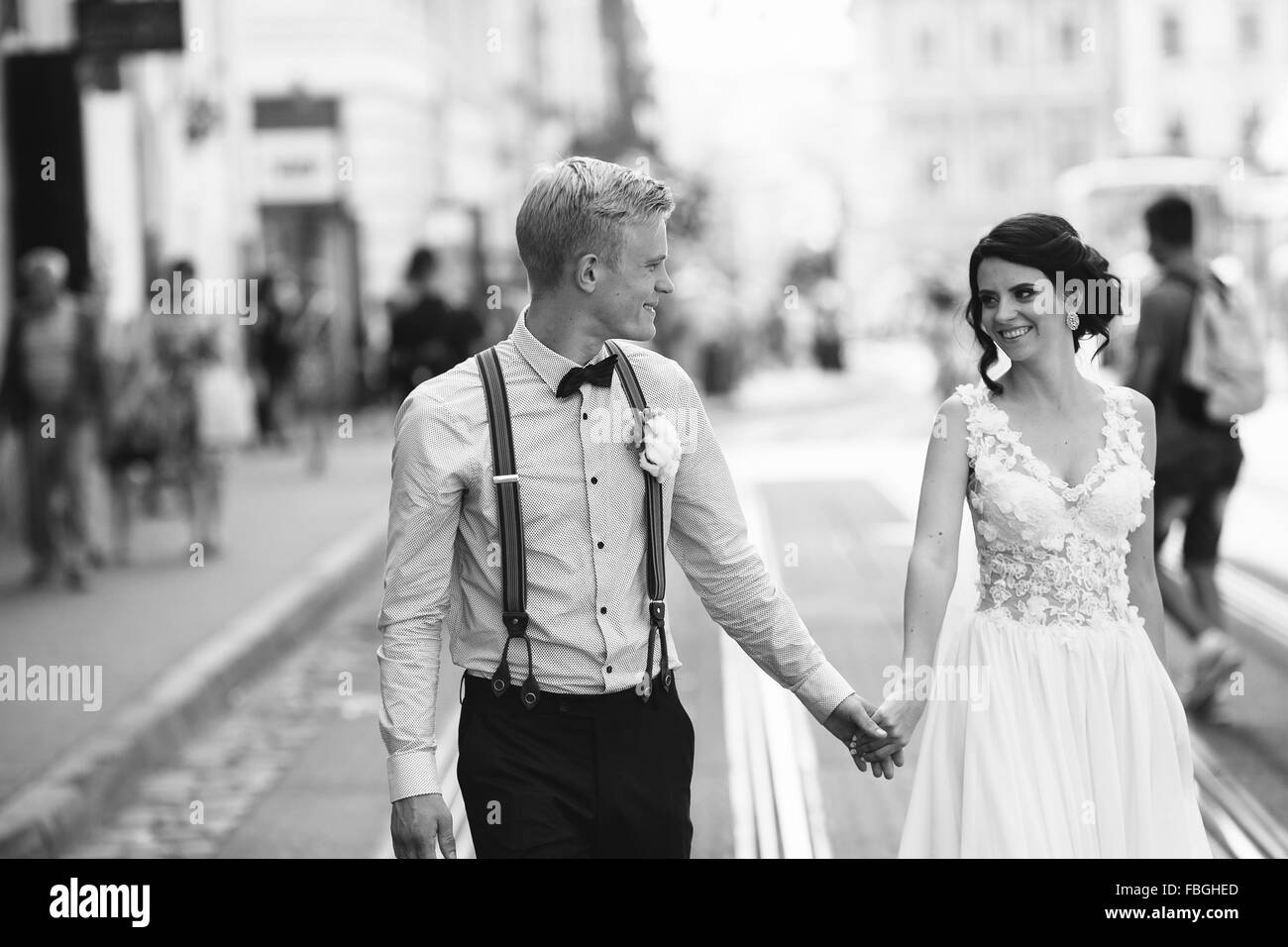 Braut und Bräutigam auf der Straße Stockfoto