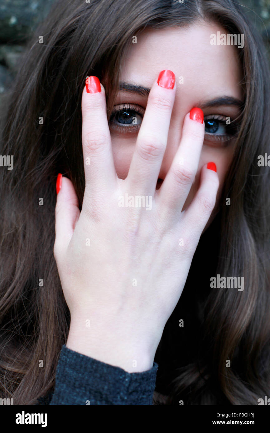 Schöne Junge Frau Die Durch Ihre Finger Stockfotografie Alamy 8310