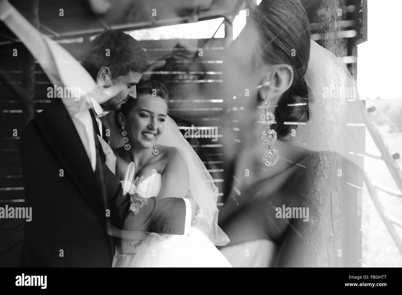 Foto des schönen Paares auf die Natur in Holzhütte Stockfoto