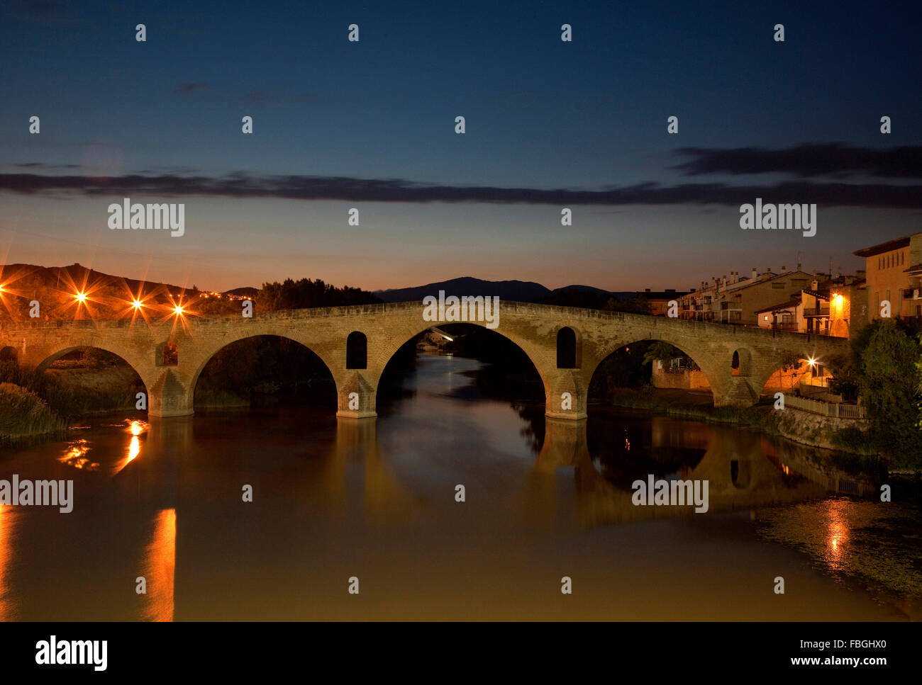 Romanische Brücke. Puente la Reina - Gares, Navarra. Spanien Stockfoto