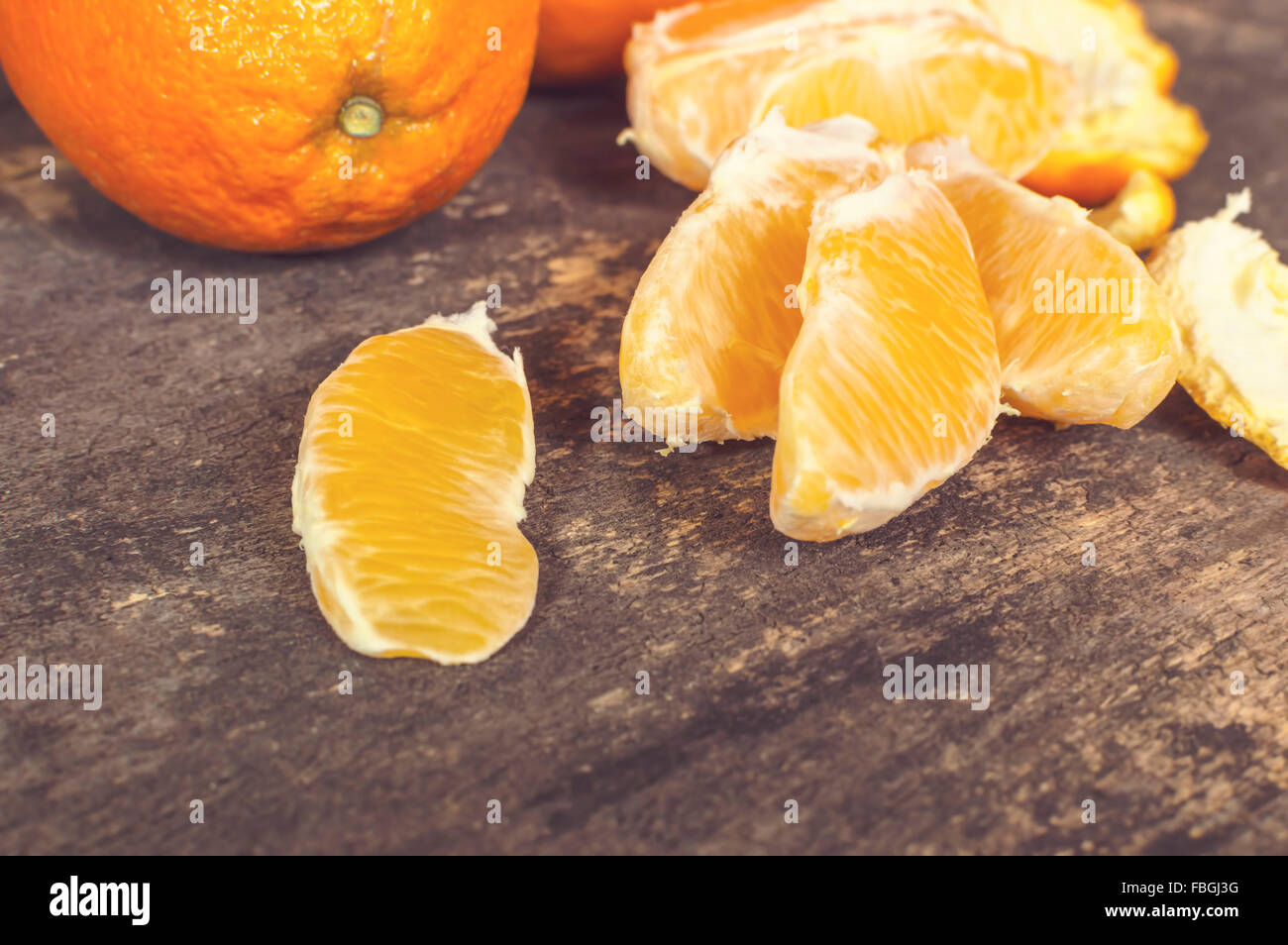 Frische Reife süße orange tropische Früchte auf Holztisch. Selektiven Fokus. Stockfoto