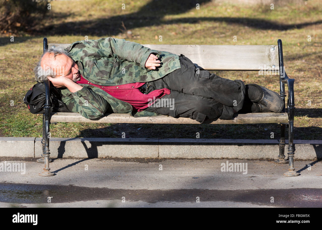 Sofia, Bulgarien - 14. Januar 2016: Obdachloser schläft sich auf einer Bank in Sofia. Bulgarien ist EU ärmste Land. Stockfoto