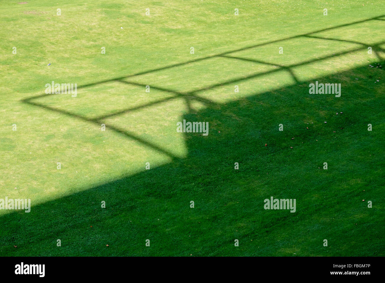 Schatten auf dem Rasen außerhalb Alan Turing Gebäude, The University of Manchester, UK Stockfoto