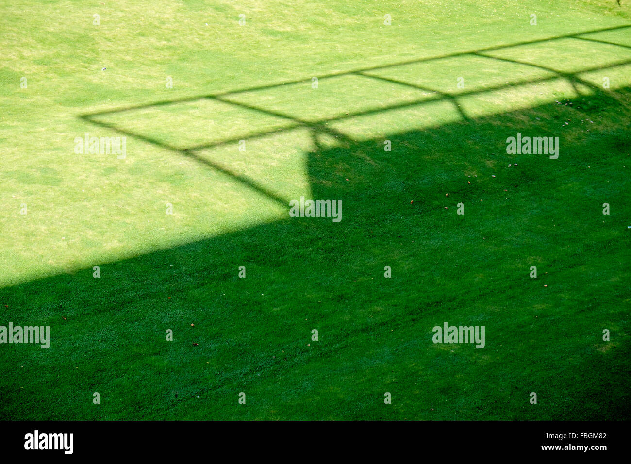 Schatten auf dem Rasen außerhalb Alan Turing Gebäude, The University of Manchester, UK Stockfoto