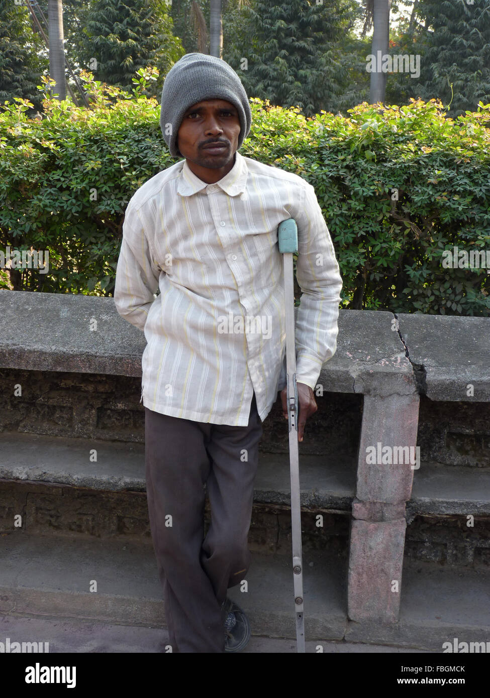 Eine körperlich Behinderte Mann, der mit Unterstützung der einen Spazierstock Stockfoto