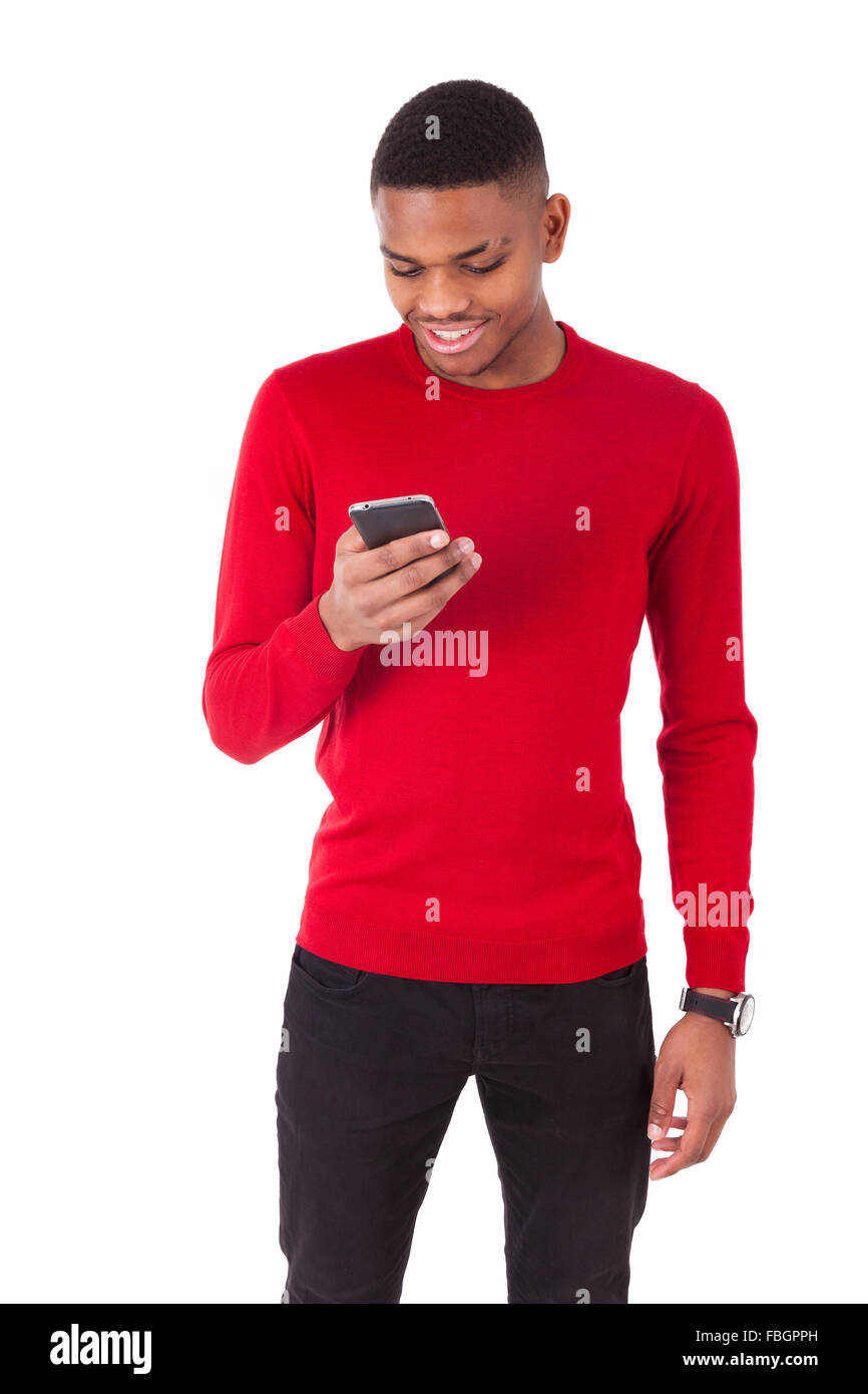 Afrikanische amerikanische jungen Mann eine SMS auf ihrem Smartphone - schwarzer Jugendlicher Menschen Stockfoto