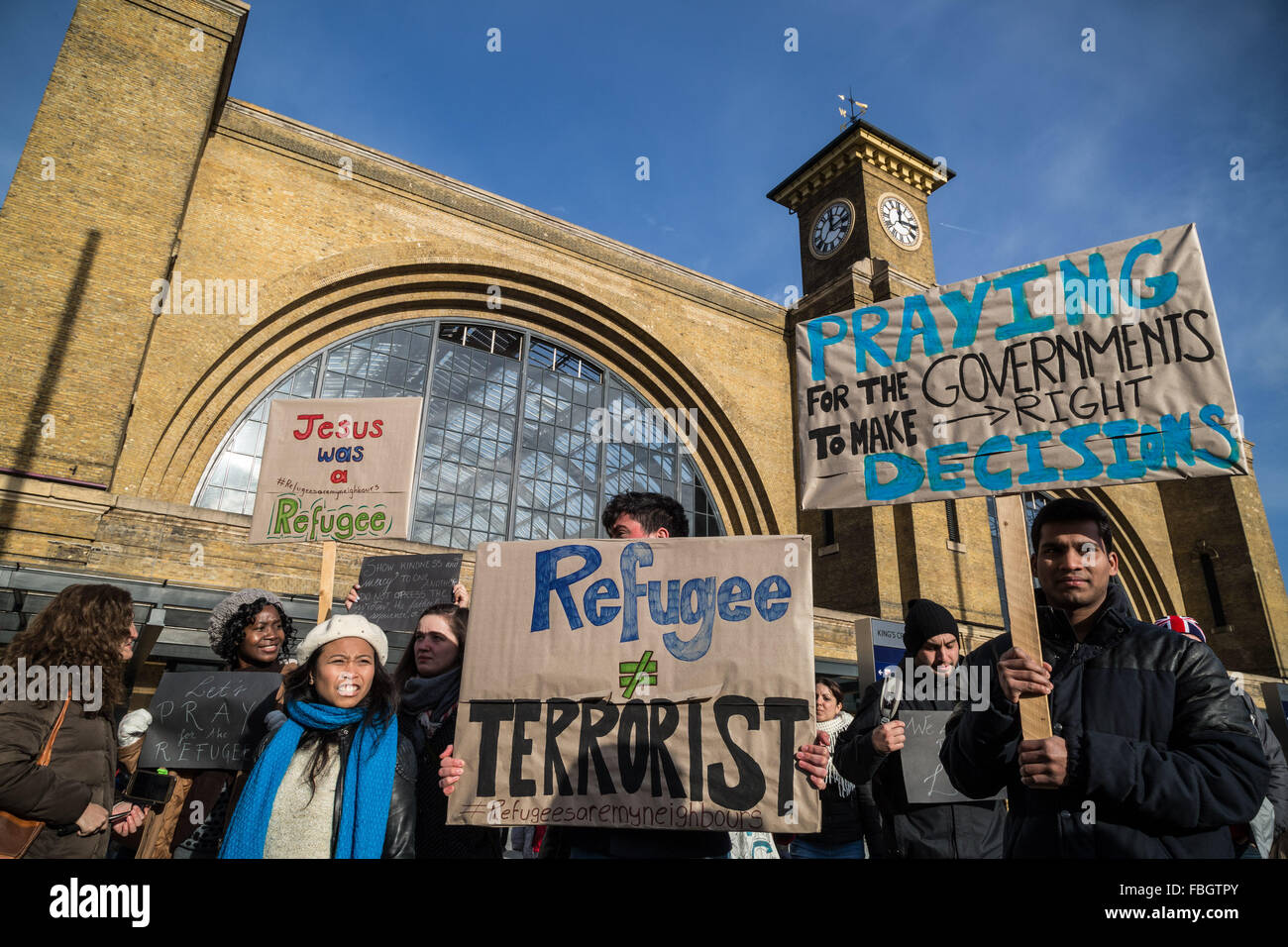 London, UK. 16. Januar 2016. Christian Unterstützung Gruppe Proteste für Migranten und Flüchtlingsrechte außerhalb der Kings Cross station Credit: Guy Corbishley/Alamy Live News Stockfoto