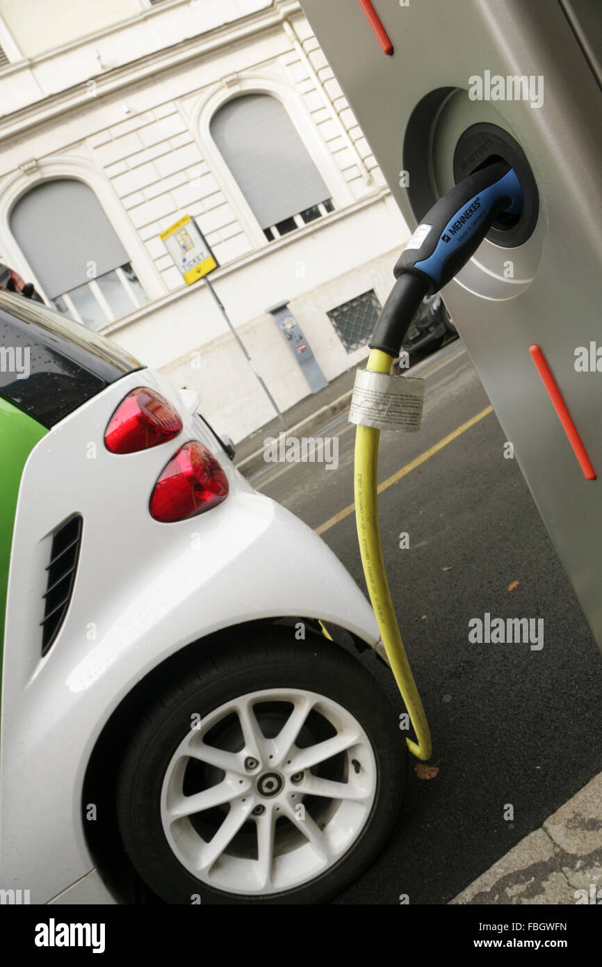 Smart FourTwo Elektroauto aufgeladen von einem Straßenrand Ladestation, Rom, Italien. Stockfoto